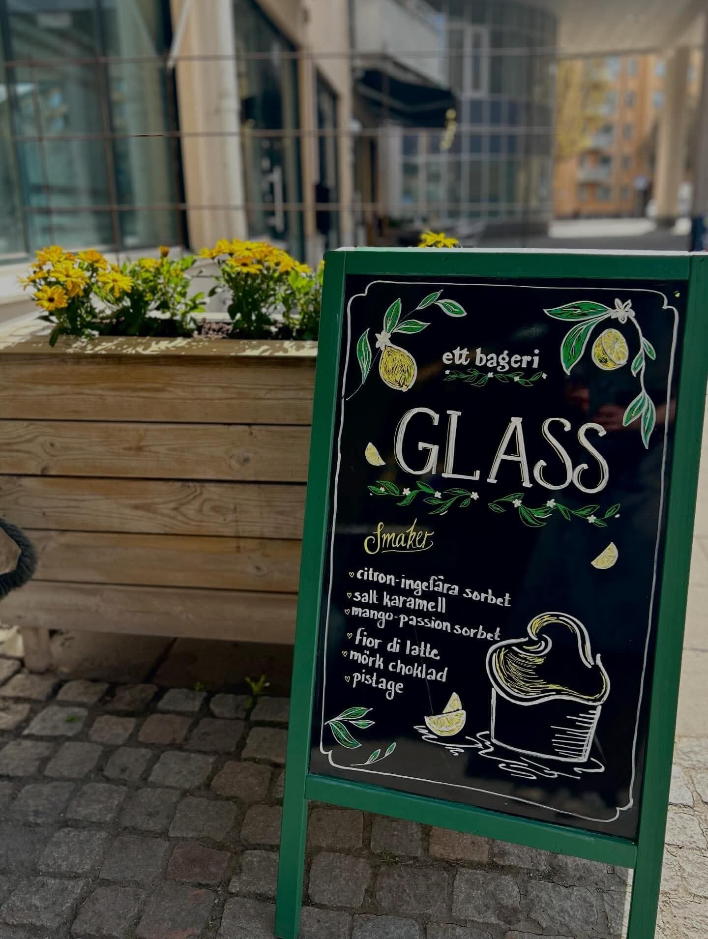 Handskriven skylt med dagens glassmaker